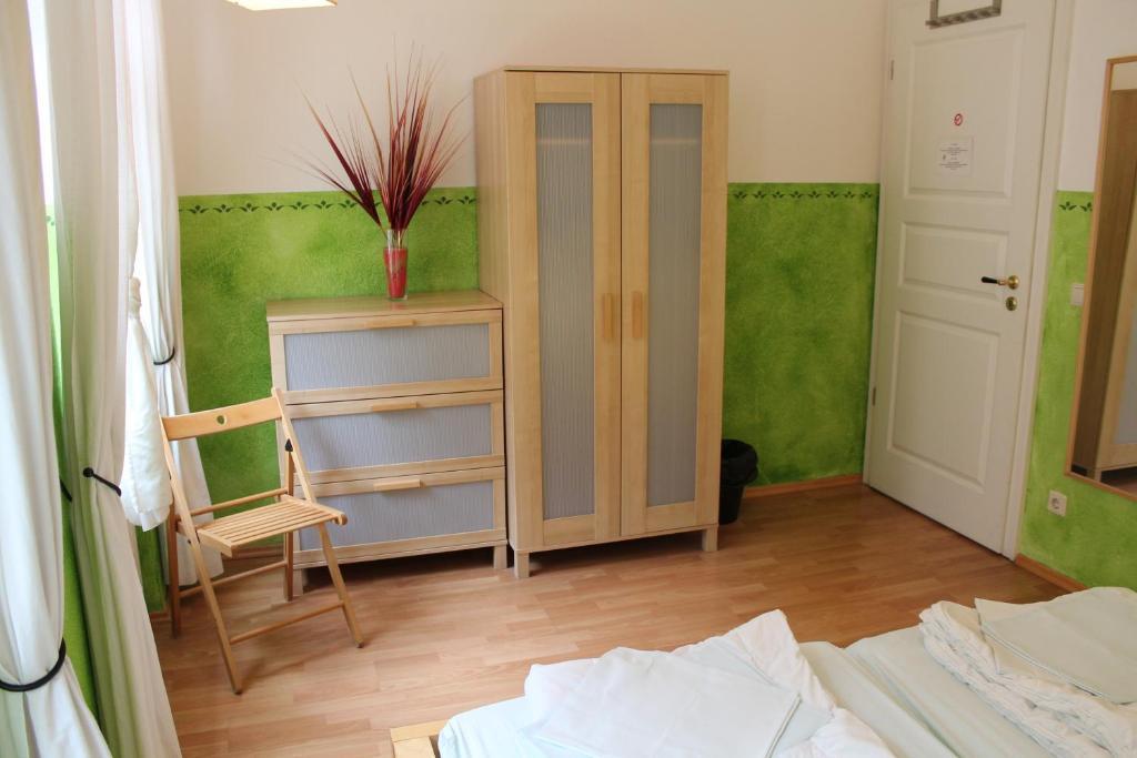 Hostel Louise 20 *